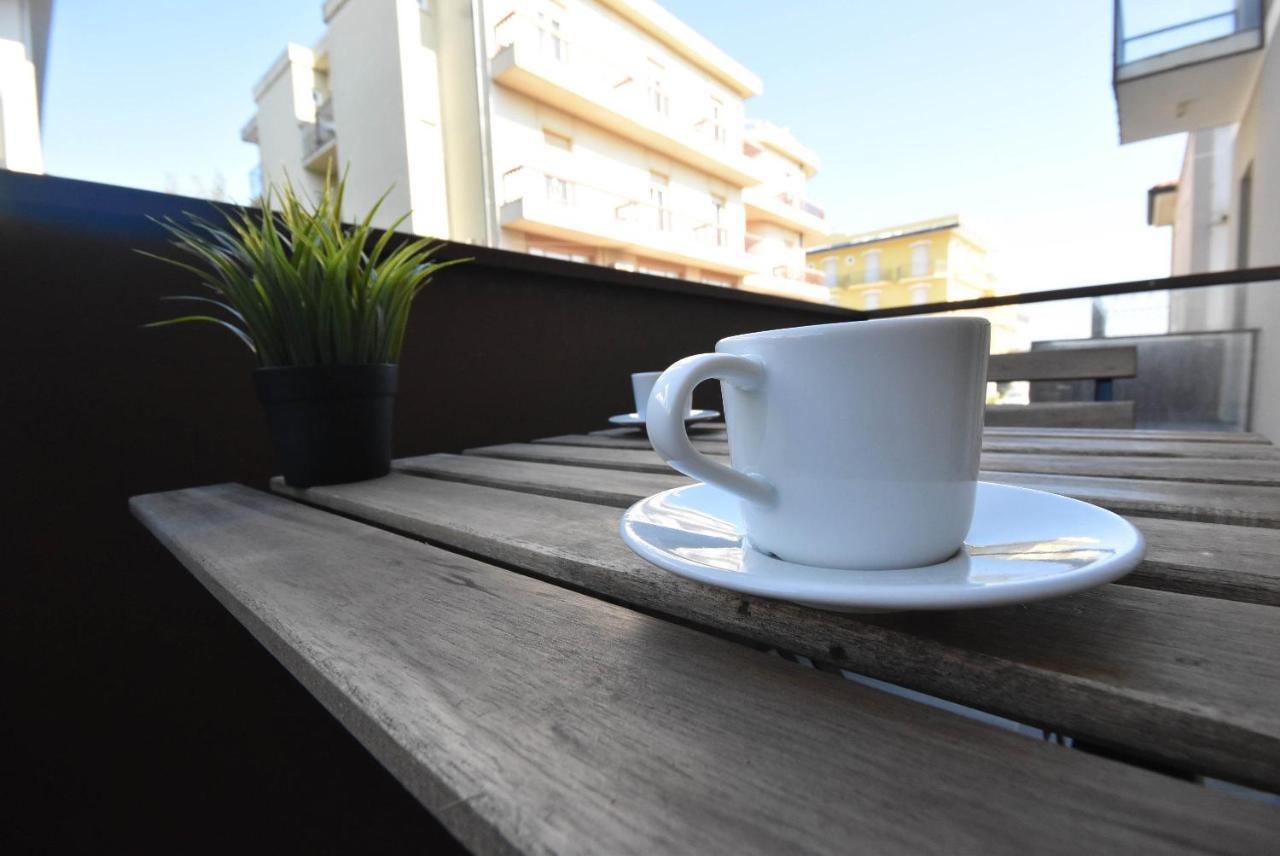 Hotel Crisvan Rimini Exterior foto